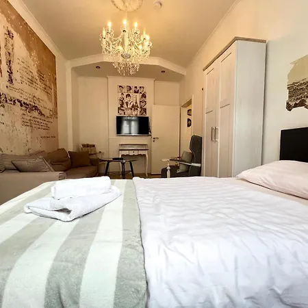 Paris Fuer 4 Mit Kueche Und Wifi