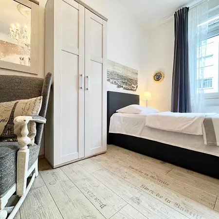 Apartment Paris Fuer 4 Mit Kueche Und Wifi